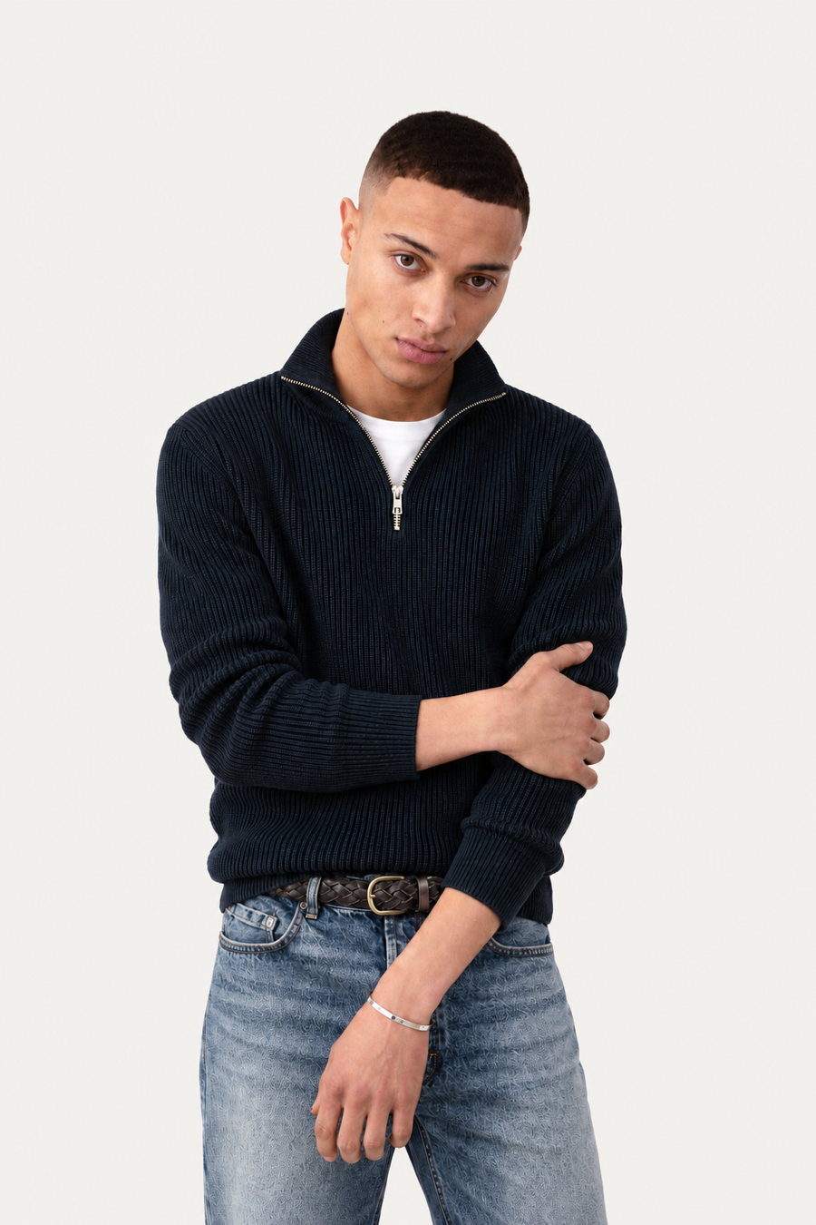 Con maglia e jeans